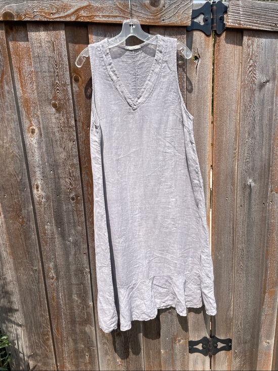 Francesca Bettini Dresses & Skirts - Francesca Bettini Sleeveless V-Neck Linen Dress in Light Gray